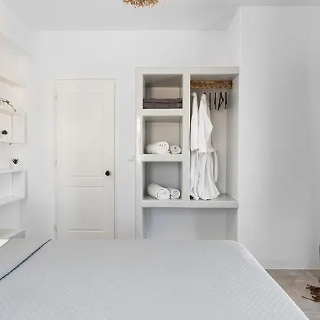 Hebe Parian Living - By Iris Naousa (Paros)