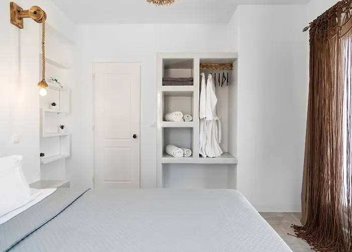 Hebe Parian Living - By Iris Naousa (Paros)